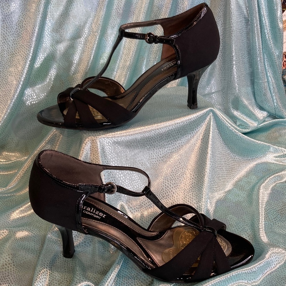 Naturalizer black t-strap heels. 9.5N Good‎ condition Has a few flaws N5 comfort